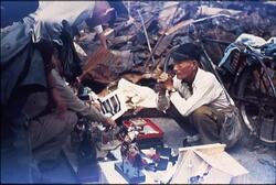 ヤミ市を見物するアメリカの水兵と陸軍兵 1 / American Sailors and Army Soldiers Looking Around a Black Market 1 image