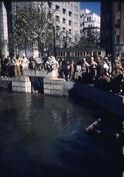 外濠の錦鯉を見る進駐軍と日本人 / Occupation Army Soldiers and Japanese People Looking at Nishikigoi in the Outer Moat image