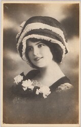 外国人女性 / Photograph of a Foreign Woman image