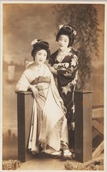 二人の和装女性 / Two Women Dressed in Kimono image
