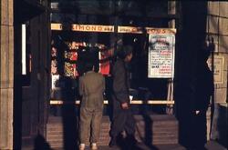店頭の英字看板を読む進駐軍兵士 / Occupation Army Soldiers Reading an English Signboard at a Store image