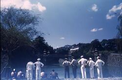 二重橋をながめるアメリカ兵たち / American Soldiers Looking at Nijūbashi Bridge image