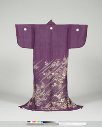 女物長着　葵紋付　［紫地霞と蒔絵の秋草文様小袖］ / Women’s Kimono with Hollyhock Crests, Short-Sleeved Purple Kimono with Design of Maki-e Autumn Flowers in Haze image