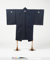 黒羽織　四つ割菱紋付［裏：海老茶地向い鳥菱文様］ / Black Haori (Short Coat) with Yotsuwari-Bishi (Four-Diamond) Family Crests (Back: Reddish Brown Lining with Design of Opposed Pairs of Birds in Diamonds) image