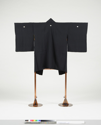 黒羽織　四つ割菱紋付［裏：裏柳地蝶花丸文様］ / Black Haori (Short Coat) with Yotsuwari-Bishi (Four-Diamond) Family Crests (Back: Pale Yellow-Green Lining with Design of Butterflies and Flowers in Circular Motifs) image
