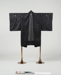 黒絽羽織　四つ割菱紋付 / Black Haori (Short Coat) of Silk Gauze with Yotsuwari-Bishi (Four-Diamond) Family Crests image