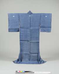 薄藍色麻地長着　四つ割菱紋付［流水に萩文様］ / Pale Indigo Linen Kimono with Yotsuwari-Bishi (Four-Diamond) Family Crests and Design of Flowing Water and Bush Clovers image
