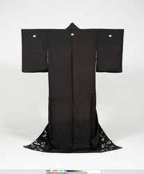黒地絹長着　四つ割菱紋付［蝶鳥文様］ / Black Silk Kimono with Yotsuwari-Bishi (Four-Diamond) Family Crests and Design of Butterflies and Birds image