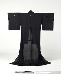 黒絽長着　四つ割菱紋付 / Black Kimono of Silk Gauze with Yotsuwari-Bishi (Four-Diamond) Family Crests image