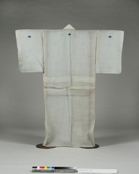 白麻地帷子　四つ割菱紋付 / Unlined White Linen Kimono with Yotsuwari-Bishi (Four-Diamond) Family Crests image