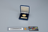昭和52年新春芸能鑑賞会出演記念メダル / Commemorative Medal for Performing at the 1977 New Year Entertainment Show image