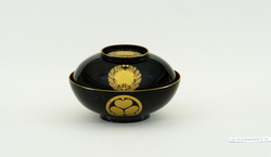黒塗葵牡丹紋散金蒔絵飲食器 image