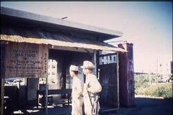 バラックの看板を見るフェーレイスと友人 / Faillace and His Friend Looking at the Barracks Signboard image
