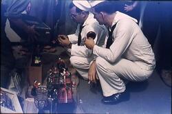 みやげ品を見るアメリカ兵 / American Soldiers Looking at Souvenirs image