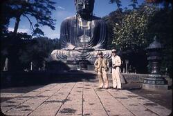 フェーレイスと友人、鎌倉の大仏の前で / Faillace and His Friend in Front of Kamakura Daibutsu (Large Statue of Buddha) image