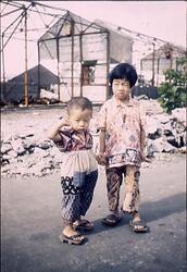 焼け跡に立つ姉と弟 / Sister and Brother Standing in the Burnt Ruins image