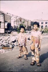 焼け跡に立つ少女たち / Young Girls Standing in the Burnt Ruins image