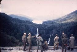 華厳の滝と中禅寺湖をながめる日本人とアメリカ兵 / Japanese People and American Soldiers Looking at Kegon Falls and Lake Chūzenji image