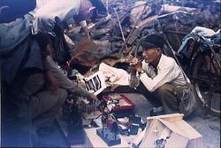 ヤミ市を見物するアメリカの水兵と陸軍兵 1 / American Sailors and Army Soldiers Looking Around a Black Market 1 image