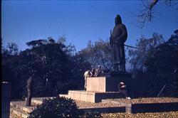 公園に立つ銅像 / Bronze Statue in the Park image