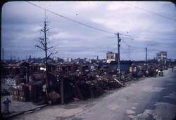 歩道に積まれた瓦礫 / Rubble Piled Up on the Sidewalk image