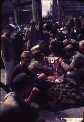 ヤミ市で買い物をするアメリカ兵 2 / American Soldiers Shopping at a Black Market 2 image