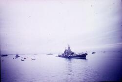 降伏文書調印のため東京湾に来た戦艦ミズーリ / USS Missouri Arriving in Tokyo Bay for the Signing of the Instrument of Surrender image