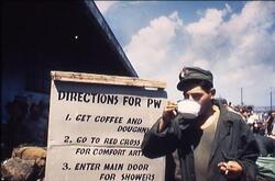 告知板の横でコーヒーを飲むオランダ兵 / Dutch Soldiers Drinking Coffee Next to a Notice Board image