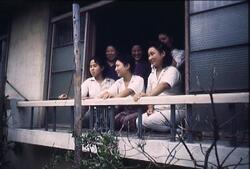 窓からアメリカ人を見る少女たち / Young Girls Looking at Americans from the Window image
