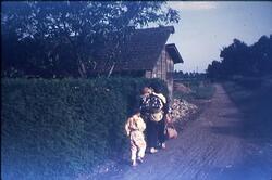 子供をつれて歩く女性 / Woman Walking with a Child image