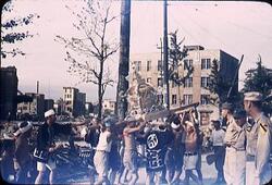御輿をかつぐ若者とそれを見物するアメリカ兵 1 / American Soldiers Looking at Young Men Carrying a Mikoshi 1 image