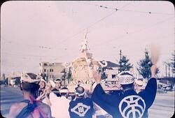 御輿をかつぐ若者とそれを見物するアメリカ兵 2 / American Soldiers Looking at Young Men Carrying a Mikoshi 2 image