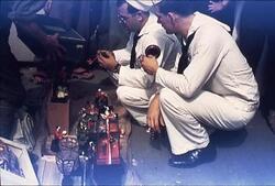 みやげ品を見るアメリカ兵 / American Soldiers Looking at Souvenirs image