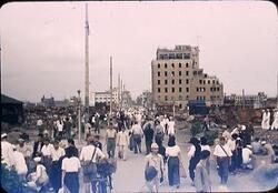焼け跡を歩く日本人 / Japanese People Walking Through Burnt Ruins image