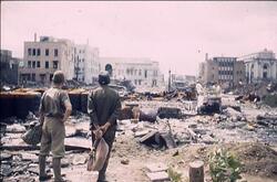 焼け跡を見る日本人 1 / Japanese People Looking at the Burnt Ruins 1 image