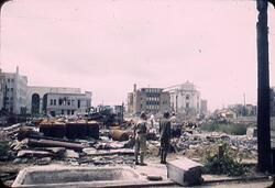 焼け跡を見る日本人 2 / Japanese People Looking at the Burnt Ruins 2 image