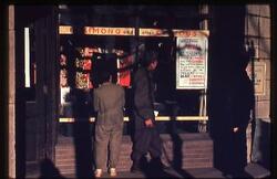 店頭の英字看板を読む進駐軍兵士 / Occupation Army Soldiers Reading an English Signboard at a Store image