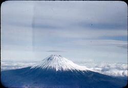 雪をかぶった富士の全景 / Panoramic View of a Snow-Capped Mt. Fuji image