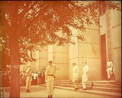 第一生命館を出るマッカーサー元帥とサザーランド参謀長 / General of the Army MacArthur and Chief of Staff Sutherland Leaving the Daiichi Seimei Building image