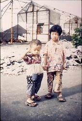 焼け跡に立つ姉と弟 / Sister and Brother Standing in the Burnt Ruins image