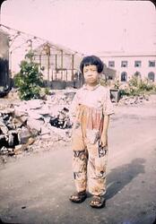 焼け跡に立つ少女 / Young Girl Standing in the Burnt Ruins image