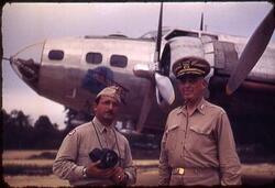 「バターン号」を背景にしたフェーレイスと将軍、マニラにて / Faillace and the General with the Bataan in the Background, in Manila image