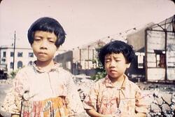 焼け跡に立つ少女たち 1 / Young Girls Standing in the Burnt Ruins 1 image
