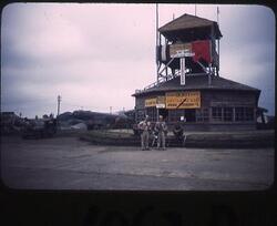 厚木基地の管制塔前にて、フェーレイスと軍曹 / Faillace and a Sergeant in Front of the Control Tower at Atsugi Base image