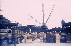 アメリカ輸送船から横浜港に荷あげされる物資 / Supplies Being Unloaded from an American Transport Ship to the Port of Yokohama image