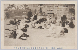 陛下の赤子二重橋前に泣て御本復を祈る(大内山ノ愁雲) / The Tearful Subjects of the Emperor Pray for the Complete Recovery of His Health in Front of the Nijūbashi Bridge (Sorrow in the Imperial Palace) image
