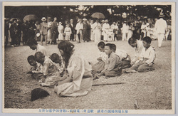 聖上崩御国民の赤誠 数画夜二重橋前に徹宵平癒を祈る / The People's Sincerity at the Demise of the Emperor: Praying for the Emperor's Recovery All-Night for Several Days in Front of the Nijūbashi Bridge image