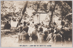 宮城前に赤子等聖上御平癒の熱烈なる御祈祷を捧ぐ / Subjects Ardently Pray for the Emperor's Recovery in Front of the Imperial Palace image