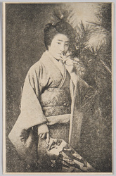 羽子板を持つ和装の女性 / Woman in Kimono Holding a Hagoita image