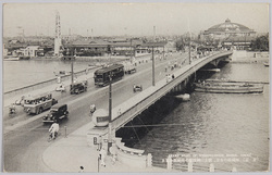 両国橋の全景、彼方に国技館の円屋根を見る(東京) / Panoramic View of Ryōgokubashi Bridge, With the Domed Roof of Kokugikan in the Distance image